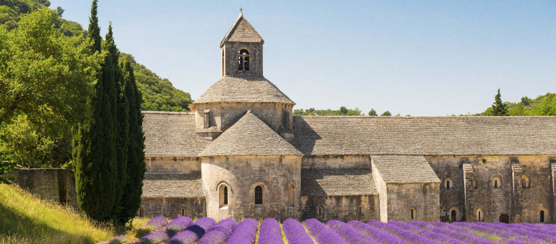 Abtei von Senanque: ein abgelegenes Kloster inmitten von blühenden Lavendelfeldern
